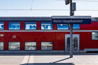 Fahrplanwechsel bei der Bahn Wirtschaft, Verkehr, Zugverkehr: Zug am Berliner Hauptbahnhof, Bahnhofshalle, Gleisen, Glei-stock-foto