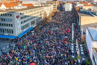 Gro?demo Bundestagswahl 2025: Wer Demokratie w?hlt, w?hlt keine Rassisten!", N?rnberg, 08.02.2025-stock-foto