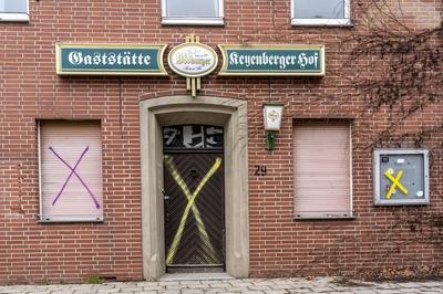 Der Ort Keyenberg, sollte urspr?nglich dem Braunkohletagebau Garzweiler II weichen, bleibt nach dem Kohlekompromiss steh-stock-foto