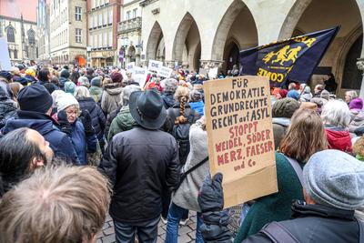 Bundesweiter Aktionstag der OMAS GEGEN RECHTS.-stock-photo