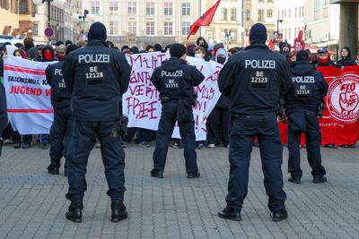 Leipzig - ?ber 1.000 Menschen demonstrieren gegen AfD: Polizei setzt Pfefferspray ein, Chrupalla auf AfD-Wahlkampftermin-stock-foto