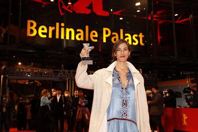 Natalia Lopez Gallardo, die Gewinnerin und Preistr?gerin (Silberner B?r Jury Prize f?r ihren Film Robe of Gems) beim Fo-stock-foto