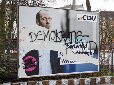Wahlkampfplakate beschmiert zertoert-stock-foto