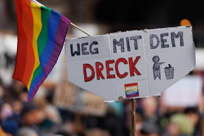 Demoschilder bei der Mahnwache Jetzt erst recht vom B?ndnis gegen Rechts in am 08. Februar 2025 auf dem Markt in L?beck:-stock-foto