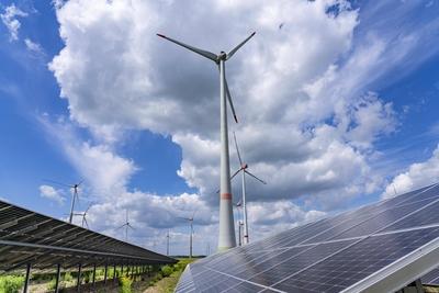 Windpark n?rdlich von Marsberg, Photovoltaik Anlage, Nutzung von Fl?chen f?r regenerative Energien, Hochsauerlandkreis,-stock-foto