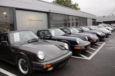 Bildnummer: 51515735  Datum: 04.11.2006  Copyright: imago/StrussfotoPorsche Carreras vor dem Porsche Zentrum Hamburg Nord-West - Hamburg-Nedderfeld, Objekte; 2006, Hamburg, Automobilindustrie, Einzelhandel, Porschezentrum, Filiale, Autohaus, Auto, Porsche, Sportwagen, ,; , quer, Kbdig, Gruppenbild, Industrie, Wirtschaft, Deutschland,  ,-stock-foto