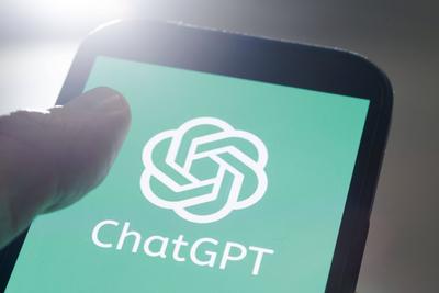 Symbolfoto: Das Logo des Chatbots ChatGPT ( Generative Pre-trained Transformer ) des Unternehmens OpenAI ist auf einem S-stock-foto