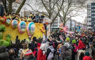 Rosenmontag Rosenmontagsumzug am 12.02.2024 in D?sseldorf, Deutschland *** Rose Monday Rose Monday parade on 12 02 2024-stock-foto