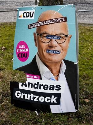 Wahlkampfplakate beschmiert zertoert-stock-foto