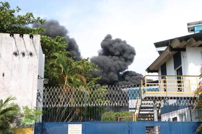 Fire hits oil factory on Governor's Island-stock-foto