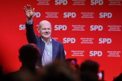 Leipzig - Knapp 1.000 Interessierte: Bundeskanzler Olaf Scholz zum SPD-Wahlkampf in Leipzig-stock-foto