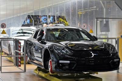 13 12 2018 Leipzig DEU Im Porsche Werk in Leipzig Ein Porsche Panamera und ein Porsche Macan fah-stock-foto