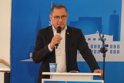 Leipzig - ?ber 1.000 Menschen demonstrieren gegen AfD: Polizei setzt Pfefferspray ein, Chrupalla auf AfD-Wahlkampftermin-stock-foto