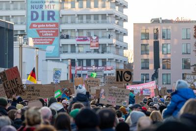Gro?demo Bundestagswahl 2025: Wer Demokratie w?hlt, w?hlt keine Rassisten!", N?rnberg, 08.02.2025-stock-foto
