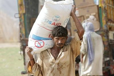 Retra, Pakistan - Hochwasser-Naturkatastrophe, WFP Helicopters mit Lebensmitteln 30.08.2010, Retra, Dera Ghazi Khan, Pu-stock-foto
