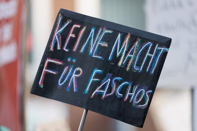 Demoschilder bei der Mahnwache Jetzt erst recht vom B?ndnis gegen Rechts in am 08. Februar 2025 auf dem Markt in L?beck:-stock-foto
