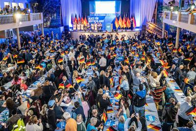 AfD-Wahlkampf in Bayern, volle Halle vor dem Auftritt von Parteichefin Weidel, Besucher schwenken Deutschlandf?hnchen, Greding, 7. Februar 2025-stock-photo