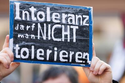 Demoschilder bei der Mahnwache Jetzt erst recht vom B?ndnis gegen Rechts in am 08. Februar 2025 auf dem Markt in L?beck:-stock-foto