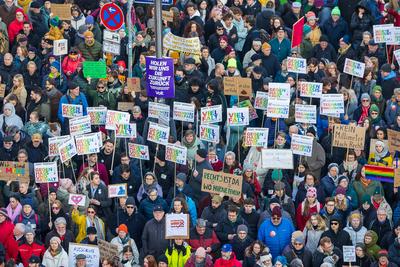 Gro?demo Bundestagswahl 2025: Wer Demokratie w?hlt, w?hlt keine Rassisten!", N?rnberg, 08.02.2025-stock-foto