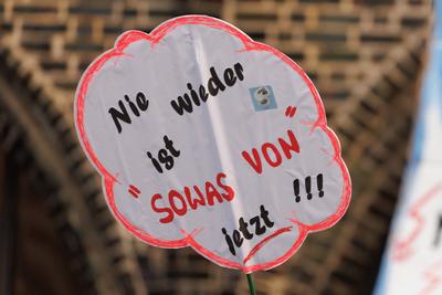 Demoschilder bei der Mahnwache Jetzt erst recht vom B?ndnis gegen Rechts in am 08. Februar 2025 auf dem Markt in L?beck:-stock-foto