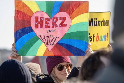 Herz statt Hetze, M?nchen ist bunt, Schilder bei Gro?demonstration gegen den Rechtsruck, Theresienwiese, M?nchen, 8. Februar 2025-stock-photo