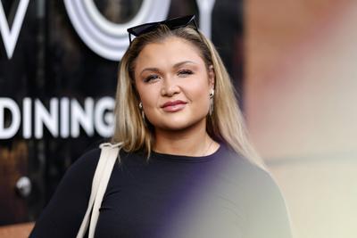 Fitness-Influencerin Sophia Thiel vor der Abfahrt zur 2. Show der 17. Staffel der RTL-Tanzshow Let s Dance . K?ln, 01.03-stock-foto