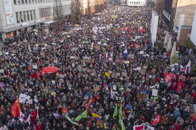 08.02.2025, Demonstration Nie wieder ist jetzt, N?rnberg: Unter dem Motto Auch bei der Bundestagswahl gilt: Nie wieder i-stock-foto