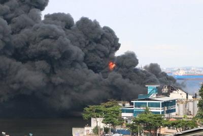 Fire hits oil factory on Governor's Island-stock-foto
