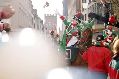 Pferde auf dem K?lner Rosenmontagszug 2024 unter dem Motto Wat e Theater - wat e Jeckespill zu sehen auf der Severinstra-stock-foto