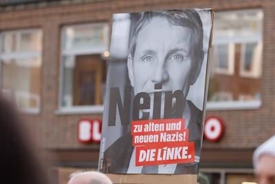 Demoschilder bei der Mahnwache Jetzt erst recht vom B?ndnis gegen Rechts in am 08. Februar 2025 auf dem Markt in L?beck:-stock-foto
