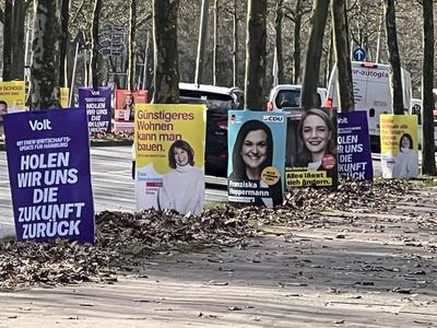 Frauen Power auf Wahlplakaten der Parteien-stock-foto