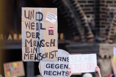 Demoschilder bei der Mahnwache Jetzt erst recht vom B?ndnis gegen Rechts in am 08. Februar 2025 auf dem Markt in L?beck:-stock-foto