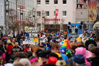 Mindelheim, Bavaria, Germany - February 8, 2024: Big carnival parade on Gumpigen Donnerstag in the city center of Mindel-stock-foto