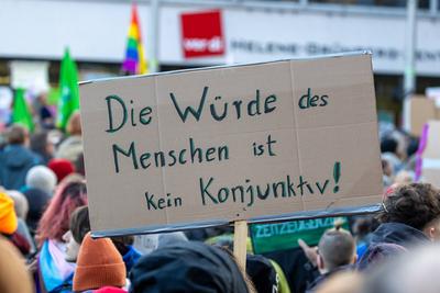 Gro?demo Bundestagswahl 2025: Wer Demokratie w?hlt, w?hlt keine Rassisten!", N?rnberg, 08.02.2025-stock-foto