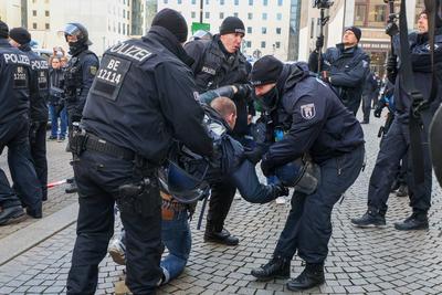 Leipzig - ?ber 1.000 Menschen demonstrieren gegen AfD: Polizei setzt Pfefferspray ein, Chrupalla auf AfD-Wahlkampftermin-stock-foto