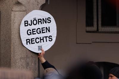 Demoschilder bei der Mahnwache Jetzt erst recht vom B?ndnis gegen Rechts in am 08. Februar 2025 auf dem Markt in L?beck:-stock-photo