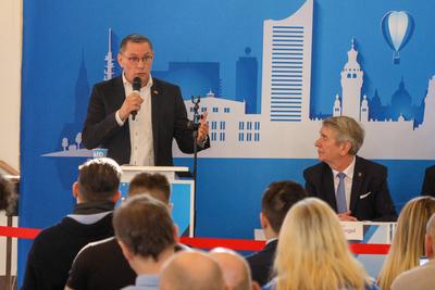 Leipzig - ?ber 1.000 Menschen demonstrieren gegen AfD: Polizei setzt Pfefferspray ein, Chrupalla auf AfD-Wahlkampftermin-stock-foto