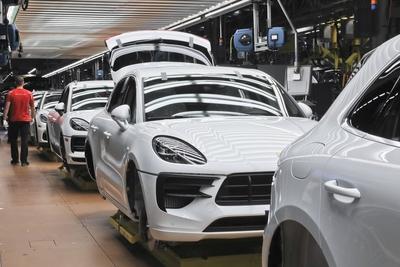 13.12.2018, Leipzig, DEU, Im Porsche Werk in Leipzig, Porsche Macan auf der Fertigungstrasse *** 13 12 2018 Leipzig DEU-stock-foto
