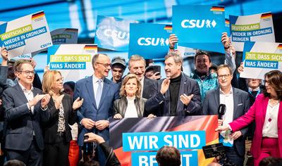 Kleiner Parteitag - Parteiausschuss - der CSU vor der Bundestagswahl 2025 in N?rnberg ? Markus S?der, CSU-Parteivorsitzender und Ministerpr?sident von Bayern; mit Friedrich Merz, Kanzlerkandidat und CDU-Vorsitzender - Mit Martin Huber (links) und Ale-stock-foto