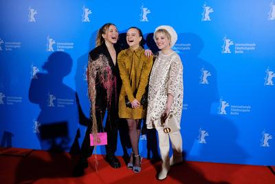 Entertainment Bilder des Tages Schauspielerin Jella Haase, Lena Urzendowsky und Anna Lena Klenke w?hrend der Premiere de-stock-photo