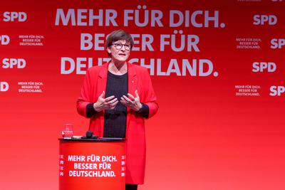 Leipzig - Knapp 1.000 Interessierte: Bundeskanzler Olaf Scholz zum SPD-Wahlkampf in Leipzig-stock-foto