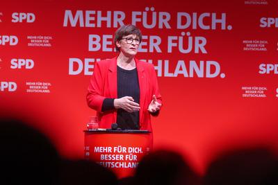 Leipzig - Knapp 1.000 Interessierte: Bundeskanzler Olaf Scholz zum SPD-Wahlkampf in Leipzig-stock-foto