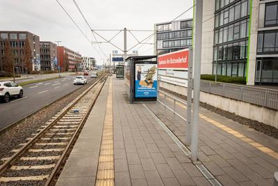 Menschenleere KVB-Haltestelle wegen des Warnstreiks.-stock-foto
