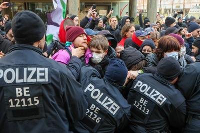 Leipzig - ?ber 1.000 Menschen demonstrieren gegen AfD: Polizei setzt Pfefferspray ein, Chrupalla auf AfD-Wahlkampftermin-stock-foto