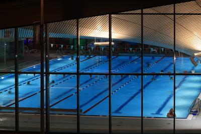 Schwimmhalle Ilmenau Die Glasfassade bietet einen Einblick in die neu gebaute Ilmenauer Schwimmhalle. In der sogenannten-stock-photo