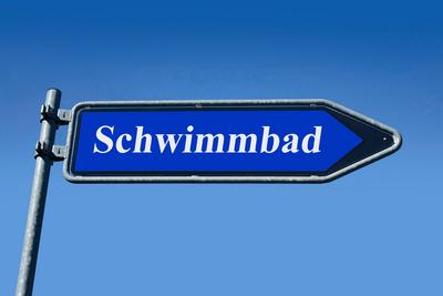 Wegweiser mit Schwimmbad Wegweiser mit Schwimmbad, 03.09.2023, Borkwalde, Brandenburg, In einem Wegweiser steht der Schr-stock-foto