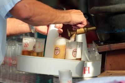 ein Kellner der Peters K?lsch Gastst?tte beim Bef?llen der Bierg?ser in K?ln Nordrhein Westfalen D-stock-foto
