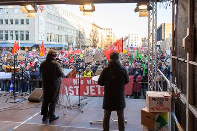 Gro?demo Bundestagswahl 2025: Wer Demokratie w?hlt, w?hlt keine Rassisten!", N?rnberg, 08.02.2025-stock-foto