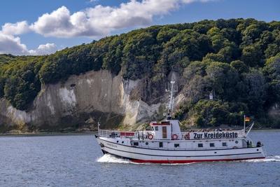 Ausflugsboot Jan Cox, Rundfahrt zu den Kreidefelsen von R?gen, Aussichtsplattform an der ber?hmten Felsformation K?nigss-stock-foto