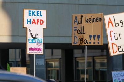 Leipzig - ?ber 1.000 Menschen demonstrieren gegen AfD: Polizei setzt Pfefferspray ein, Chrupalla auf AfD-Wahlkampftermin-stock-foto